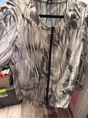 Peck & Peck Black and White Patterned Zip Jacket